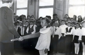rok 1974 zdjęcie pasowanie na ucznia