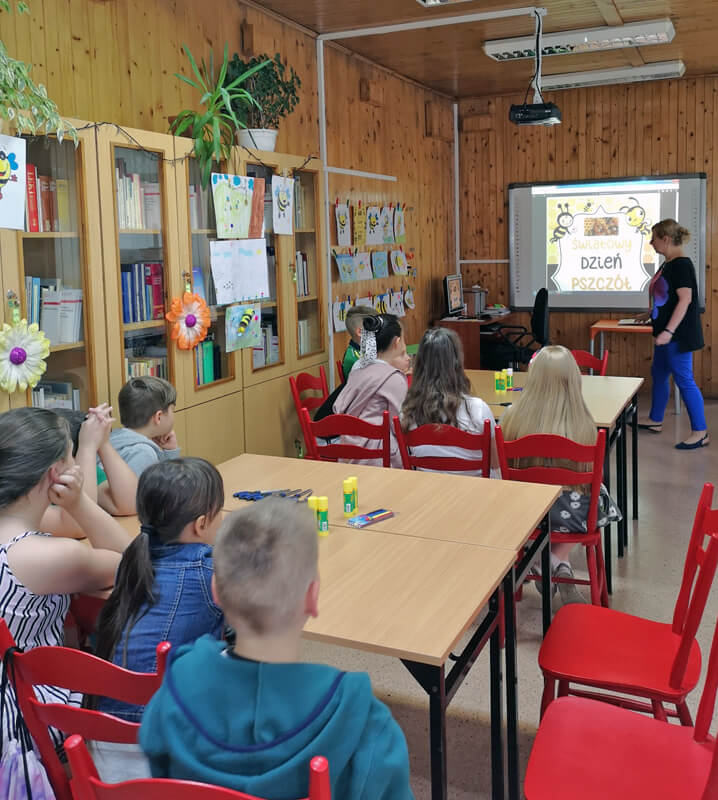 dzieci w bibliotece miejskiej